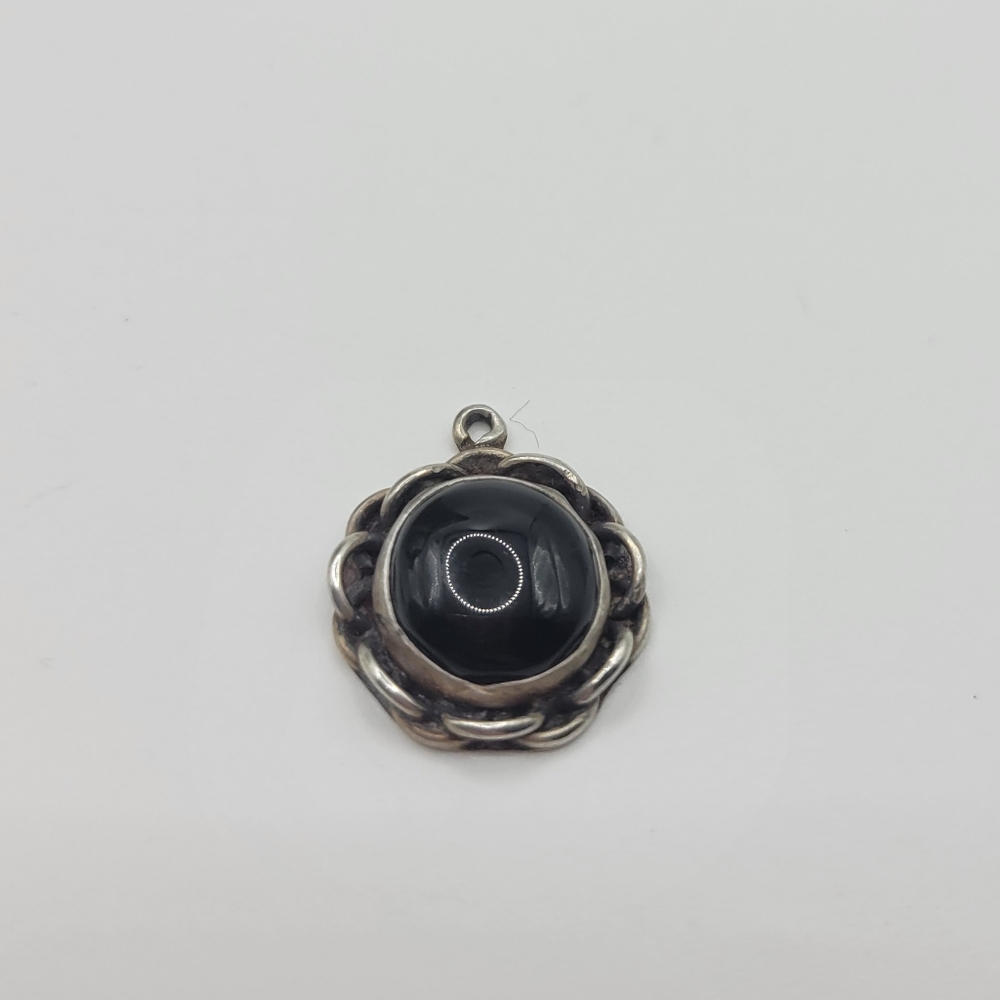 Vintage Sterling Silver Small Black Onyx Flower Circle Necklace Pendant